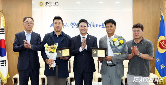 사진 가운데가 김진경 도의장, 왼쪽이 이화수 장현지구총연합회장, 오른쪽 신철균 시흥시희망팔도회장.