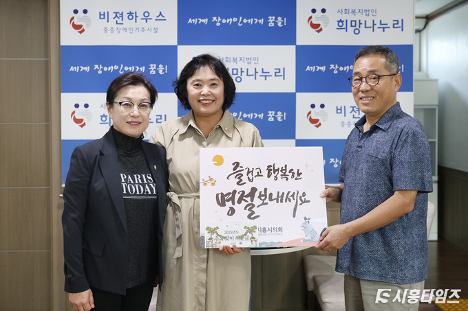사진 왼쪽부터 윤석경 시의원, 오이열 시의장