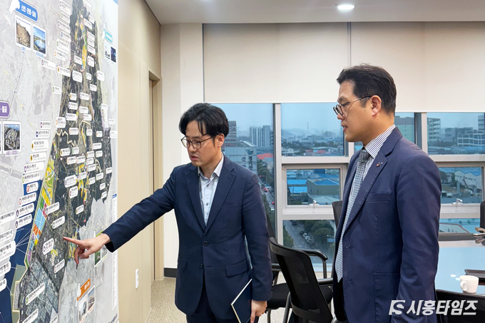 임창주 원장과 산업진흥원에서 걸린 시흥시 현황도를 보며 정왕동 토취장 일대 바이오 클러스터에 대해 이야기했다.