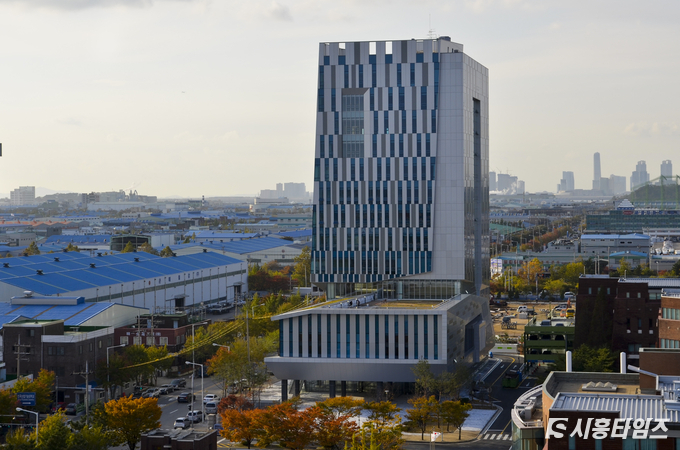 지난 2013년 문을 연 시흥산업진흥원은 시흥시에서 전액 출연한 재단 법인으로 국내 최대 국가산업단지인 시흥국가산업단지와 시흥시 전역에 있는 중소기업을 체계적으로 지원하는 역할을 하고 있다.
