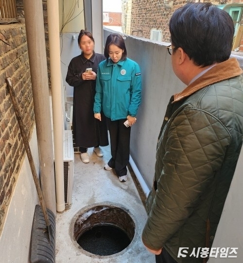 시흥시의회 하수관로정비특위가 무작위로 점검한 결과 정비사업시 청소되고 폐쇄됐어야 할 정화조에 분뇨가 가득한 채로 방치되고 있는 상황이 포착됐다. ⓒ우동완