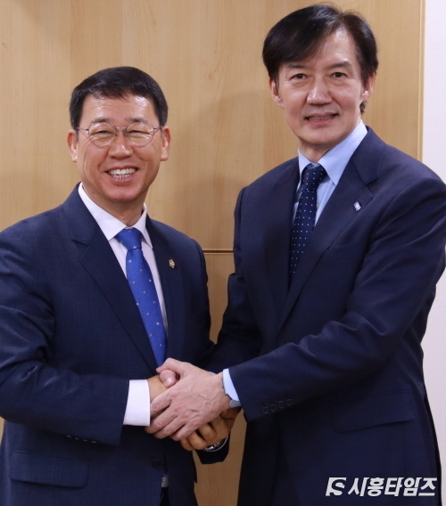 박춘호 시의원(사진 왼쪽)이 조국혁신당에 합류한 이후 조국 당대표(사진 오른쪽)와 만나 손을 맞잡고 있다. ⓒ 시흥타임즈 우동완