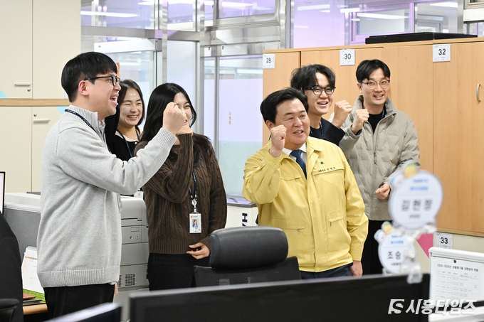 직원들과 화이팅을 외치고 있는 모습. 자료제공: 시흥시