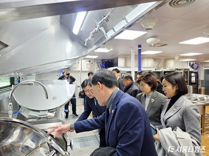 임병택 시흥시장과 안광률 경기도의원, 김수연 시의원 등 정치인과 학교관계자들이 급식실을 살펴봤다.