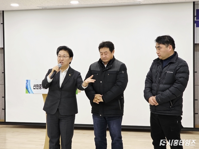 문정복 국회의원이 10여 년간 학교 설립에 힘쓴 주민 대표들과 지난 과정들을 이야기하고 있다.