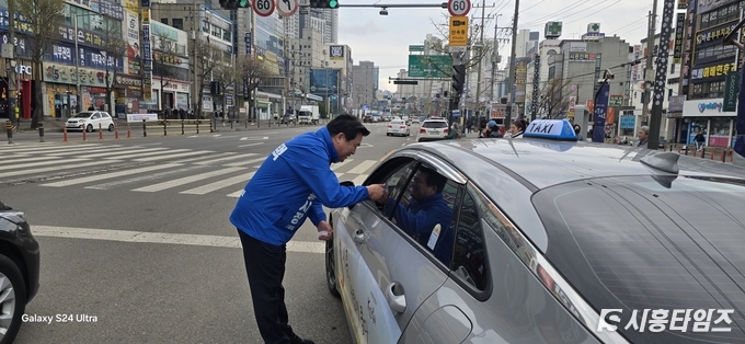 예비후보등록 이후 삼미시장을 찾아 인사하는 모습. 자료제공: 임병택 예비후보