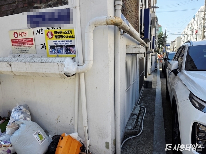 주택 반지하 창문 바로 앞에 차량들이 주차되어 있다. 한 여름에도 차량의 매연과 도로의 분진으로 창문을 제대로 열 수 없는 상태다. ⓒ 시흥타임즈 우동완