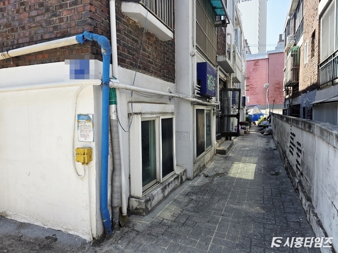 시흥시 신천동의 노후 다세대 주택. 한낮에도 반지하방에는 빛이 거의 들지 않는 구조다. 이곳에서 만난 주민은 여름이면 더위와 침수 걱정을, 겨울이면 난방비 걱정이 앞서지만 이렇다할 이동 계획을 세울 수 없는 형편이라고 했다. ⓒ 시흥타임즈 우동완